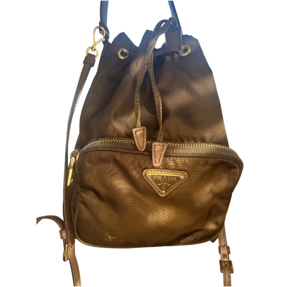 Prada crossbody bag in Re-Nylon fabric
Detachable, adjustable shoulder strap.